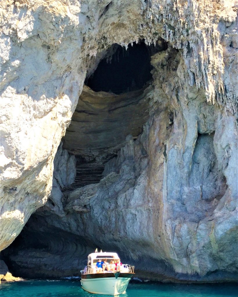 Limestone-cliffs-of-capri-italy-boat-tour