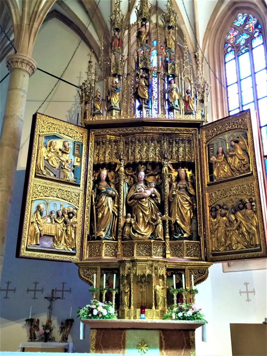 altar-at-catholic-church-hallstatt-austria
