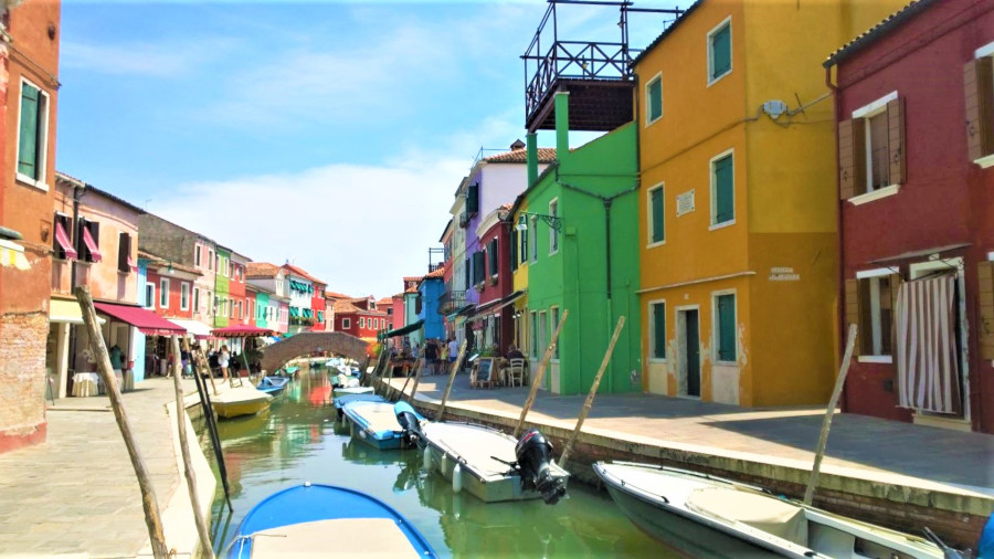The colorful homes in Burano2
